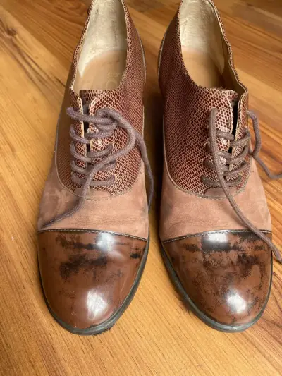 Zapatos de tacón marrones de cuero y gamuza - miniatura 2