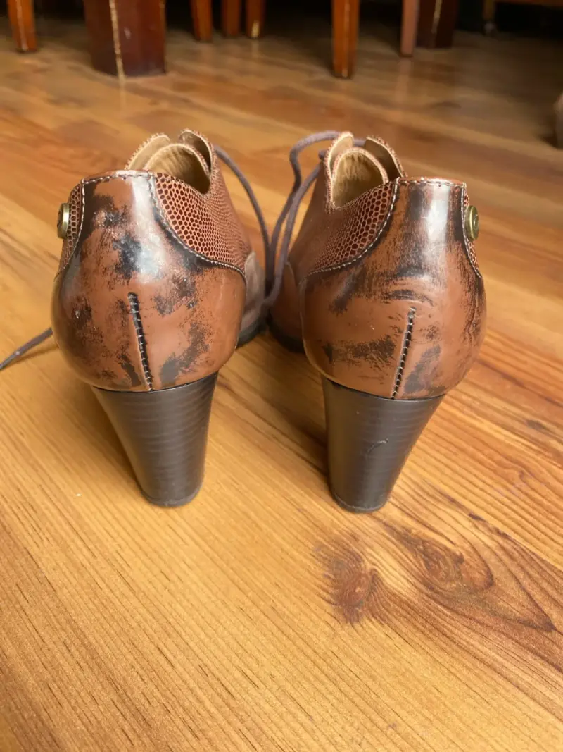 Zapatos de tacón marrones de cuero y gamuza - 3
