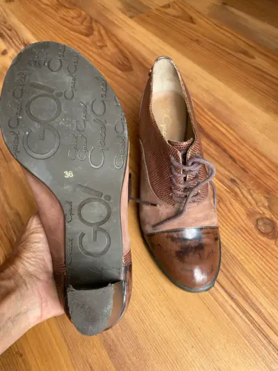 Zapatos de tacón marrones de cuero y gamuza - miniatura 4