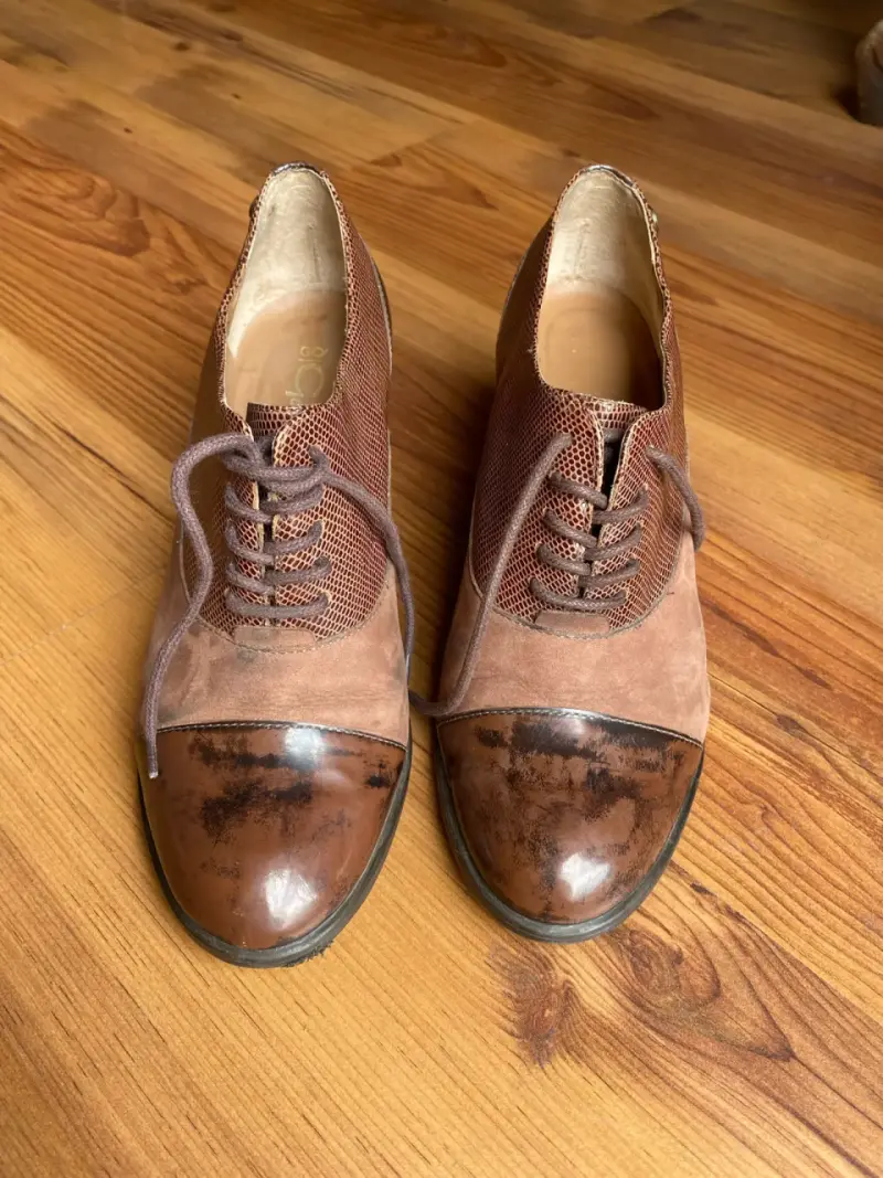 Zapatos de tacón marrones de cuero y gamuza - 5