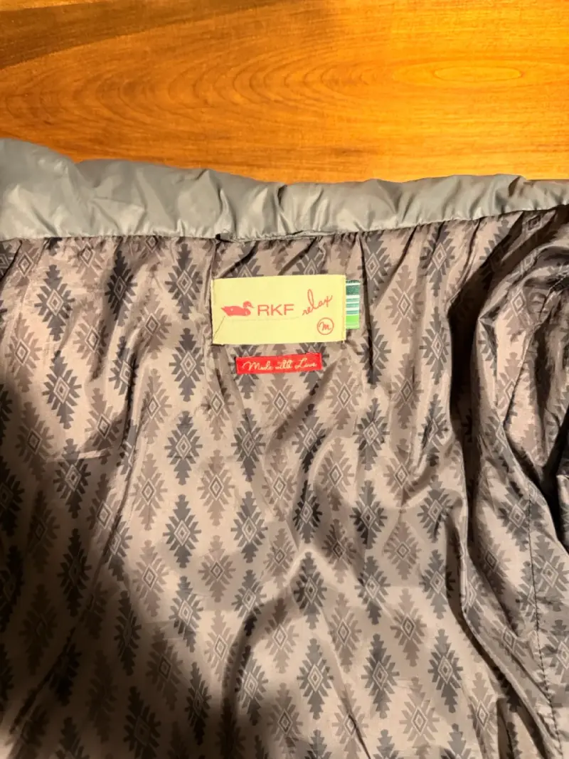 Chaqueta de plumas gris con capucha RKF - 3