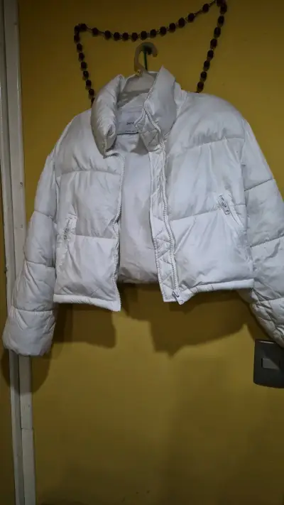 Chaqueta acolchada blanca Bershka para mujer - miniatura 1