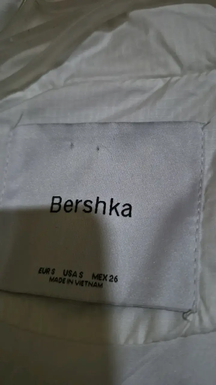 Chaqueta acolchada blanca Bershka para mujer - 2