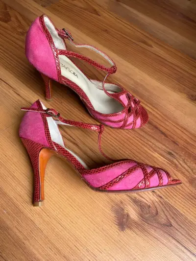Zapatos de tacón alto rosa con diseño elegante - miniatura 1