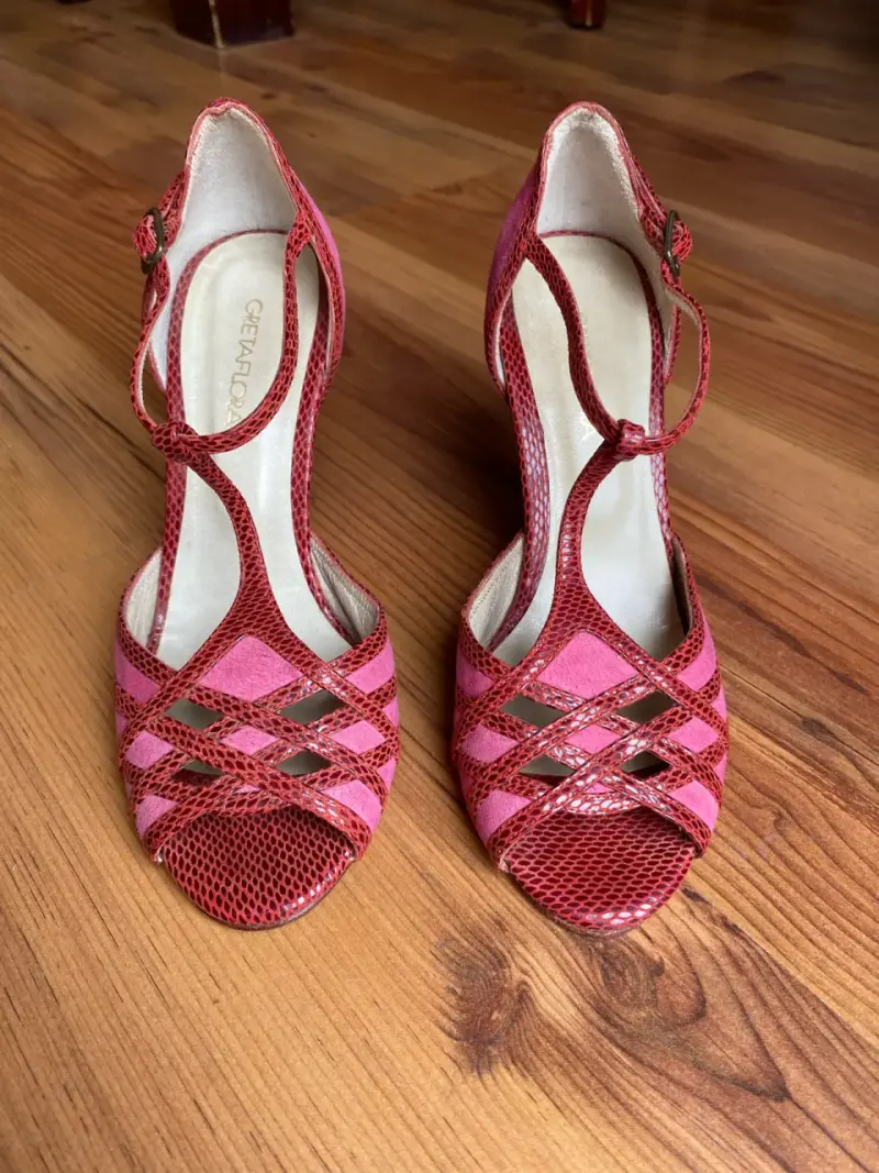 Zapatos de tacón alto rosa con diseño elegante - 2