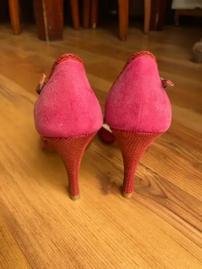 Zapatos de tacón alto rosa con diseño elegante - miniatura 4