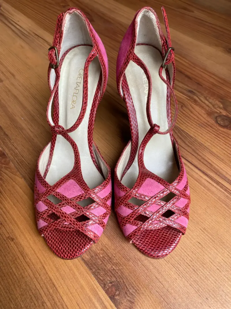 Zapatos de tacón alto rosa con diseño elegante - 5