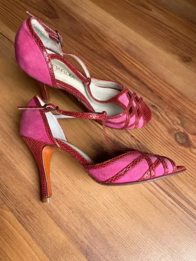 Zapatos de tacón alto rosa con diseño elegante - miniatura 6