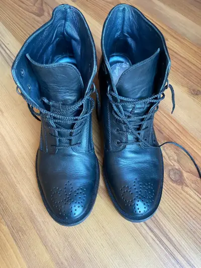 Botas de cuero negro con diseño perforado - miniatura 1