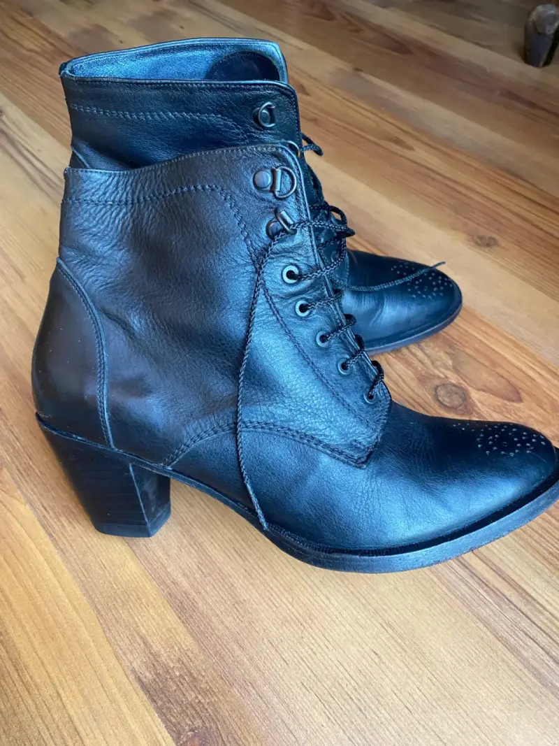 Botas de cuero negro con diseño perforado - 2
