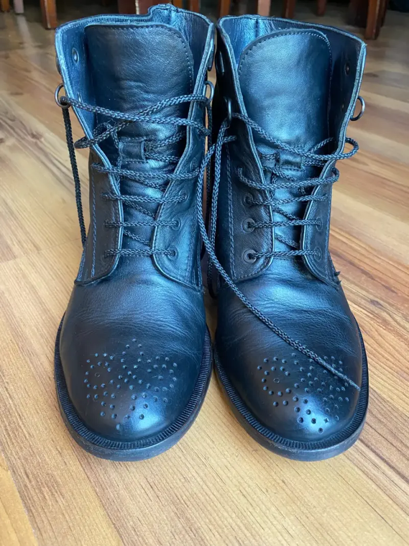 Botas de cuero negro con diseño perforado - 3