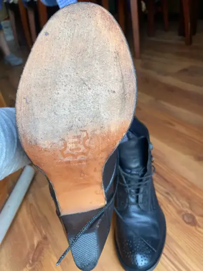 Botas de cuero negro con diseño perforado - miniatura 4