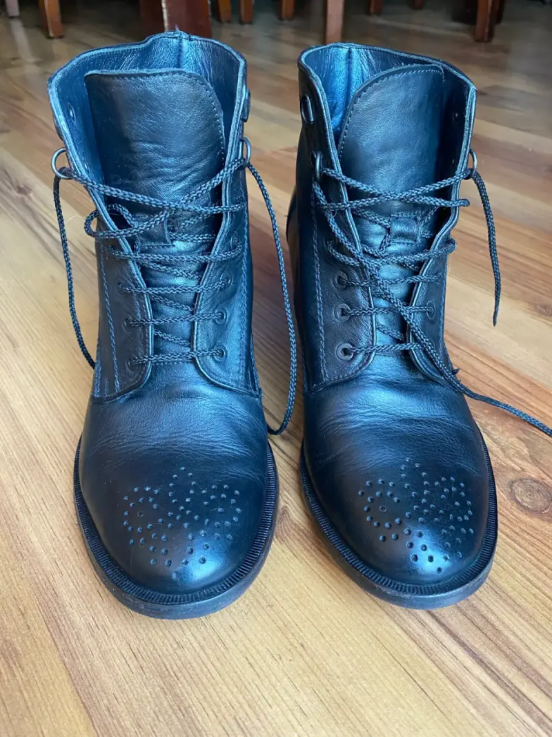 Botas de cuero negro con diseño perforado - 5