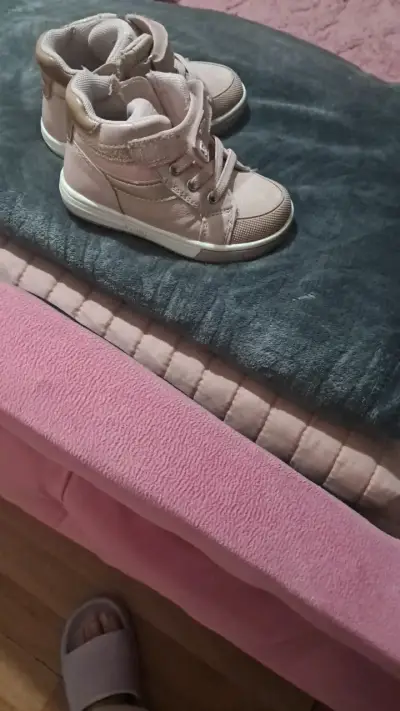 Zapatillas rosadas para niña con velcro - miniatura 2