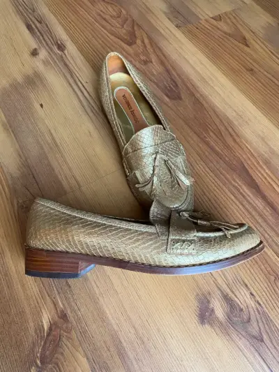 Mocasines dorados de cuero con textura - miniatura 1