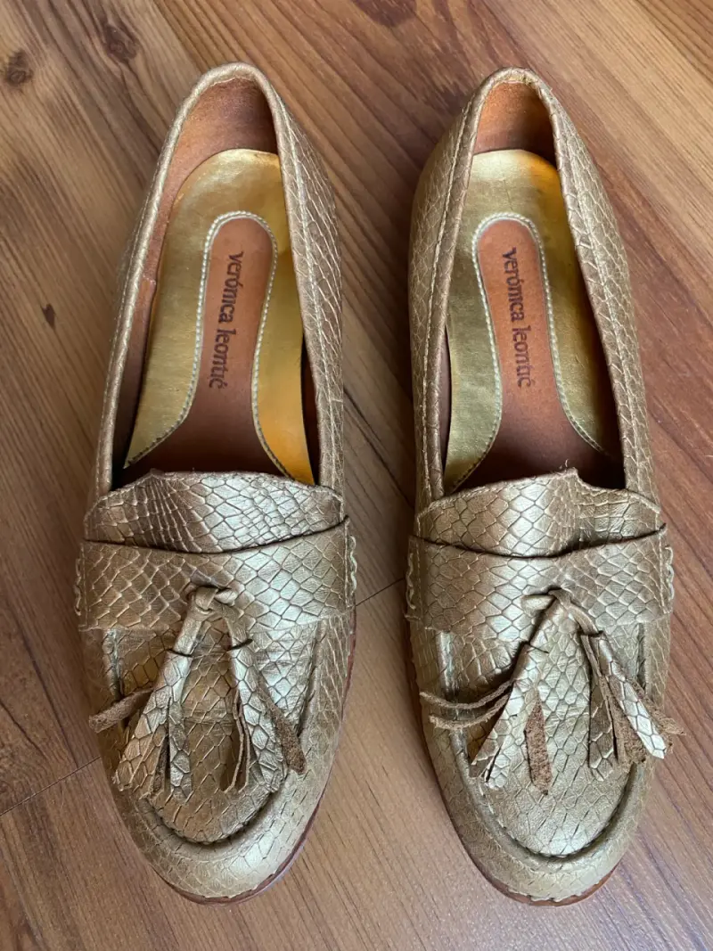 Mocasines dorados de cuero con textura - 2