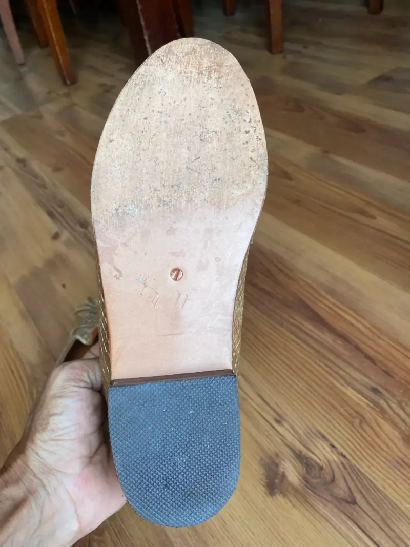 Mocasines dorados de cuero con textura - 3