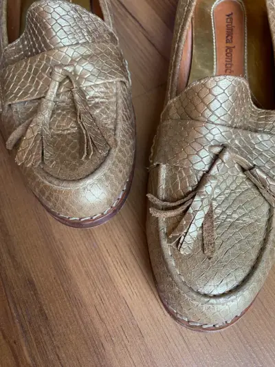 Mocasines dorados de cuero con textura - miniatura 4