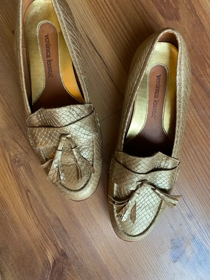 Mocasines dorados de cuero con textura - 5