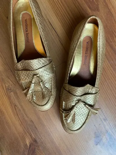 Mocasines dorados de cuero con textura - miniatura 5