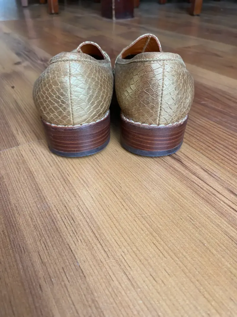 Mocasines dorados de cuero con textura - 6
