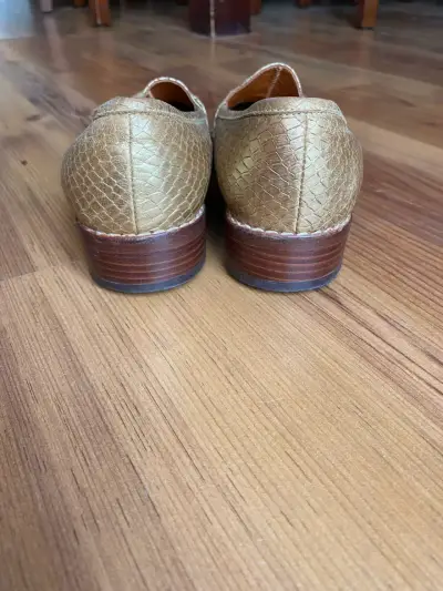 Mocasines dorados de cuero con textura - miniatura 6