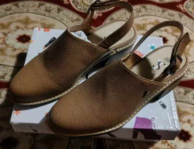 Zapatos de mujer marrones con tacón bajo - miniatura 1