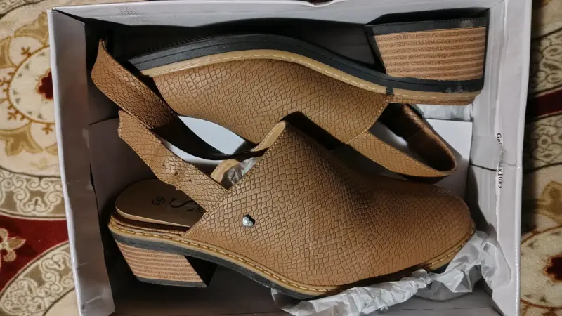 Zapatos de mujer marrones con tacón bajo - 2