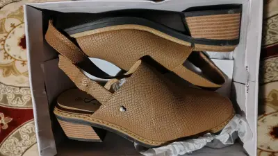 Zapatos de mujer marrones con tacón bajo - miniatura 2