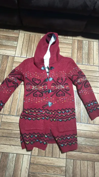 Chaleco tejido rojo con capucha y diseño étnico - miniatura 1