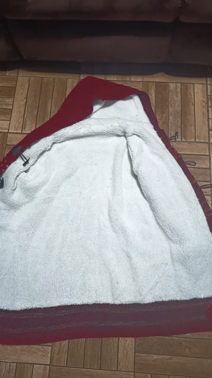 Chaleco tejido rojo con capucha y diseño étnico - 2