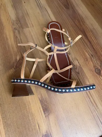 Sandalias de cuero marrón con tacón y tachas - miniatura 1