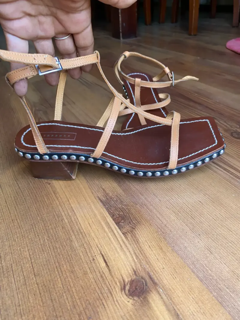 Sandalias de cuero marrón con tacón y tachas - 2