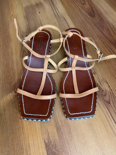 Sandalias de cuero marrón con tacón y tachas - miniatura 3