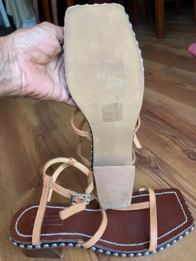 Sandalias de cuero marrón con tacón y tachas - miniatura 4
