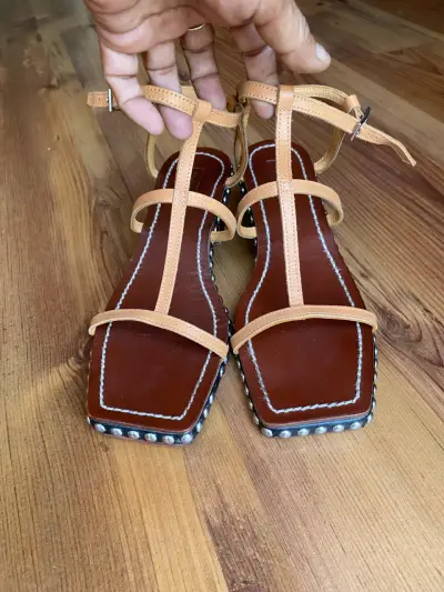 Sandalias de cuero marrón con tacón y tachas - miniatura 5