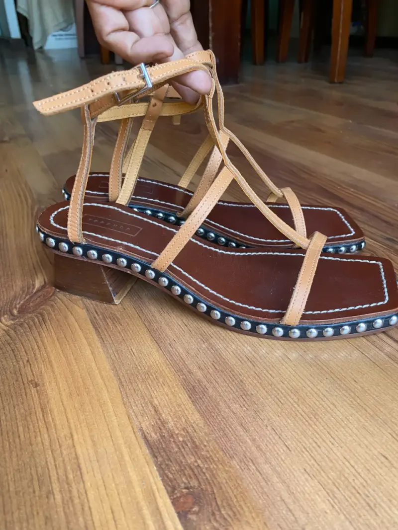 Sandalias de cuero marrón con tacón y tachas - 6