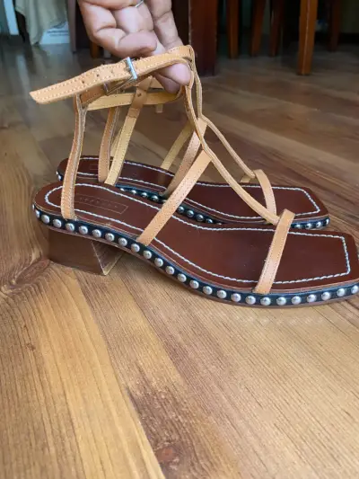 Sandalias de cuero marrón con tacón y tachas - miniatura 6
