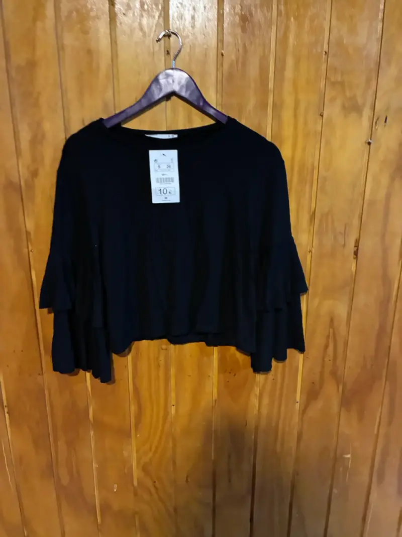 Blusa negra con mangas acampanadas talla S - 2