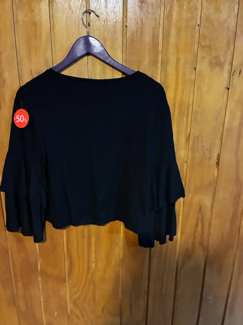 Blusa negra con mangas acampanadas talla S - 3