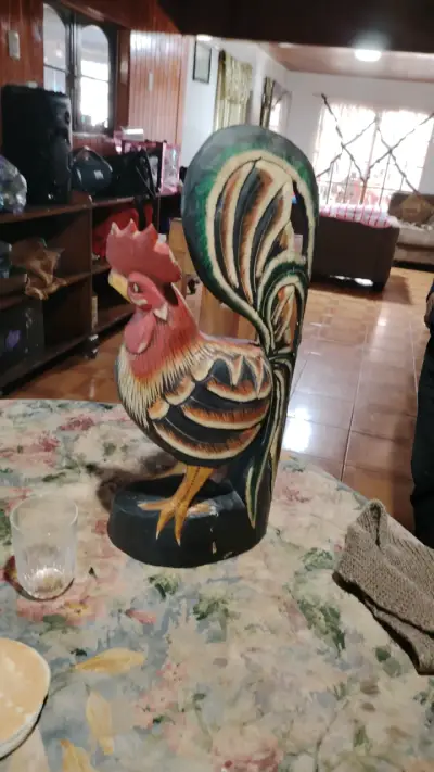 Escultura de gallo en madera pintada a mano - miniatura 1