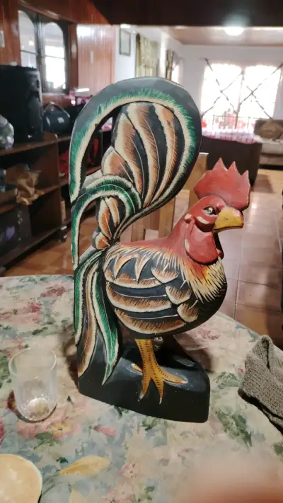 Escultura de gallo en madera pintada a mano - miniatura 2