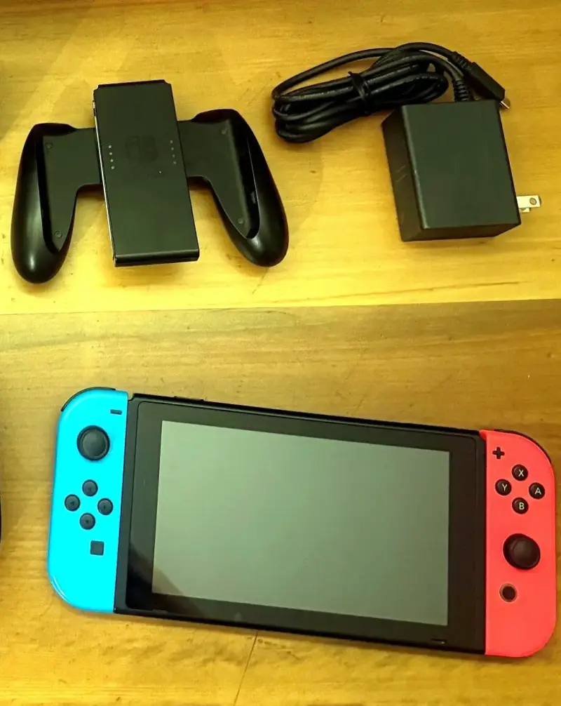 Consola Nintendo Switch con Joy-Con Azul y Rojo - 3
