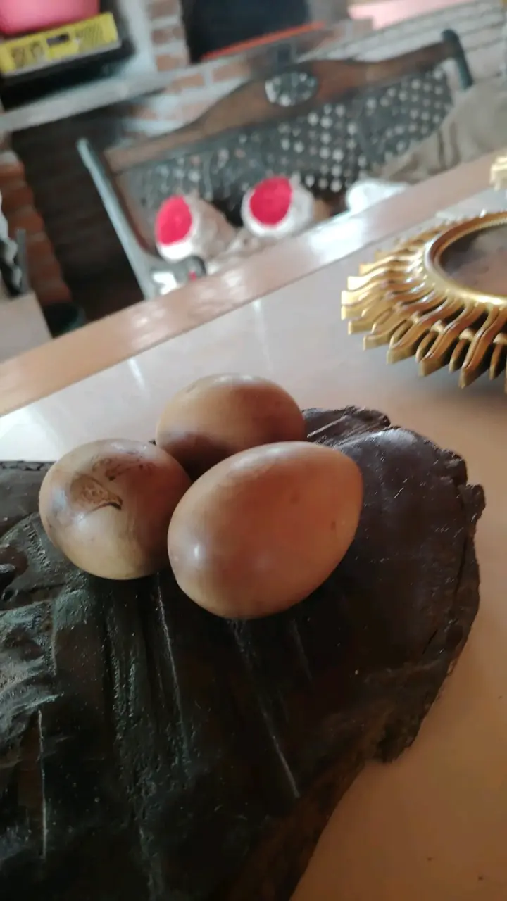 Decoración de madera con huevos tallados