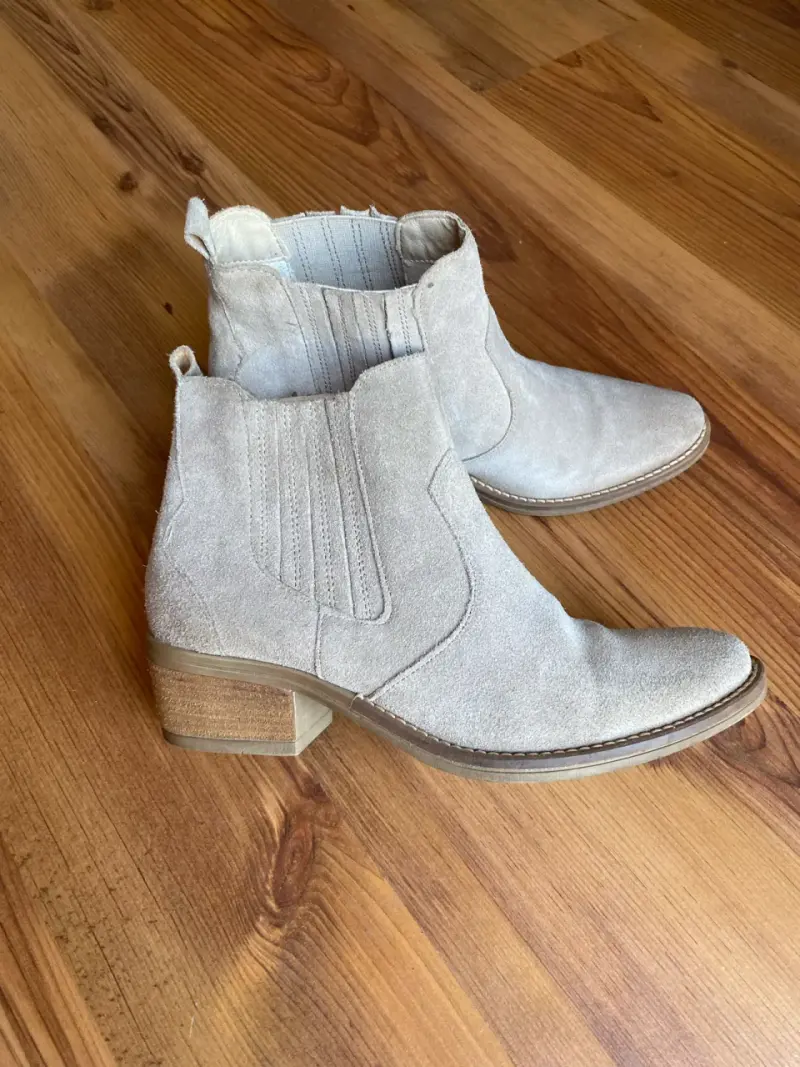 Botines de gamuza beige para mujer