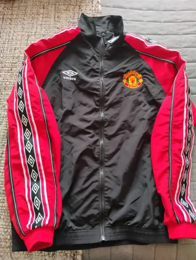 Chaqueta deportiva Umbro Manchester United negra y roja - miniatura 1