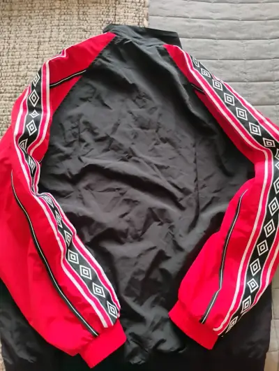 Chaqueta deportiva Umbro Manchester United negra y roja - miniatura 2