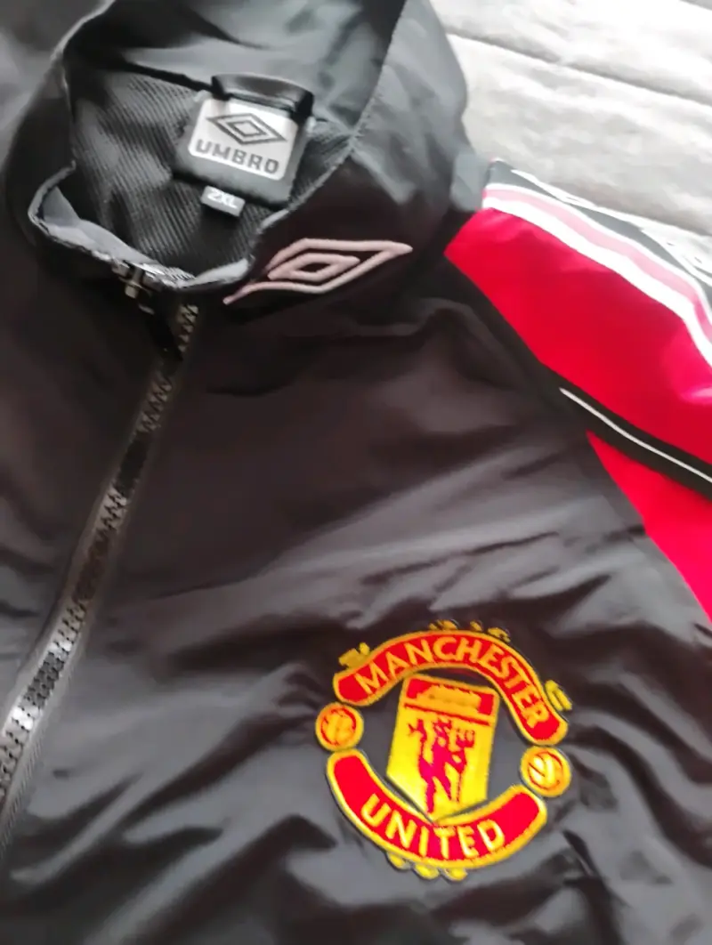 Chaqueta deportiva Umbro Manchester United negra y roja - 3