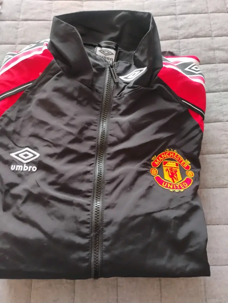 Chaqueta deportiva Umbro Manchester United negra y roja - 4