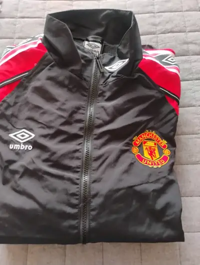 Chaqueta deportiva Umbro Manchester United negra y roja - miniatura 4